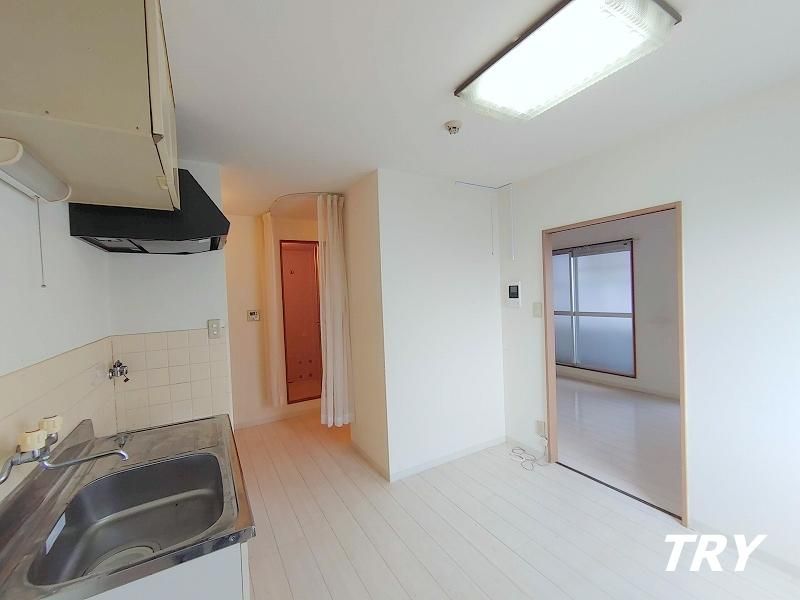 �y�����E���r���O�z�@