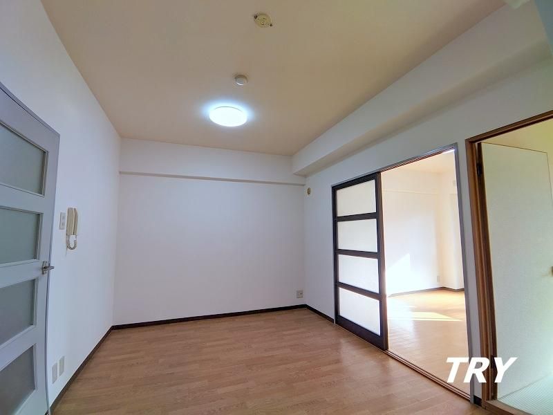 �y�����E���r���O�z�@