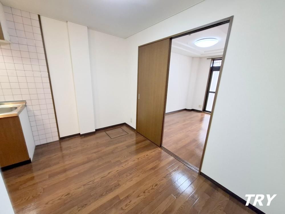 �y�����E���r���O�z�@