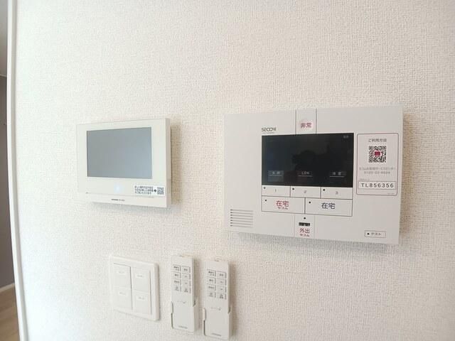 �y�Z�L�����e�B�z�@